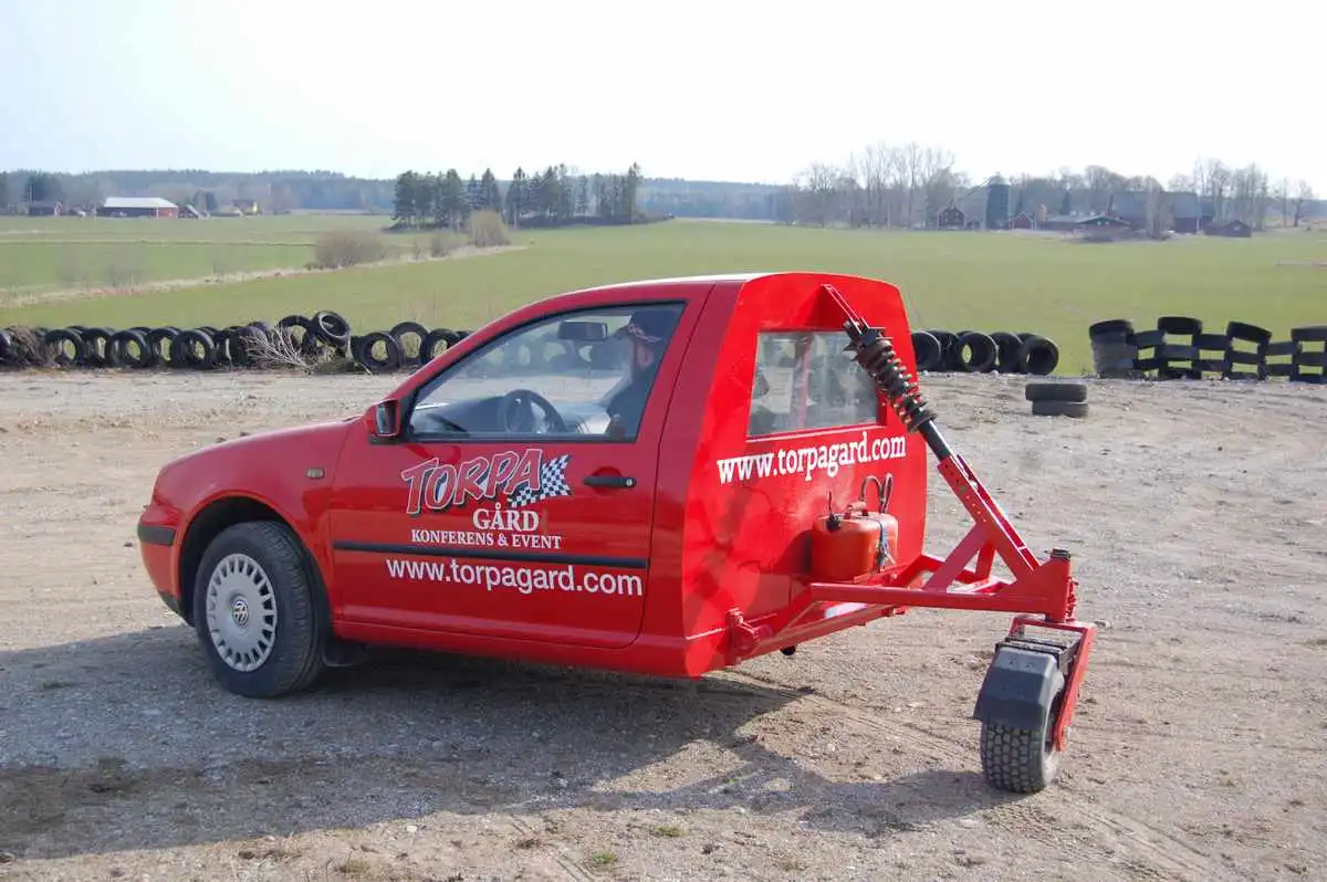 teambuilding aktivitet Crazy-race-pivotbil